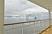Navigation au milieu des icebergs dans la baie de Disko - Groenland