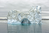 Iceberg avec une cavité - Baie de Disko - Groenland