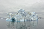 Iceberg avec une cavité - Baie de Disko - Groenland