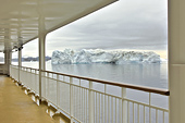 Navigation au milieu des icebergs dans la baie de Disko - Groenland