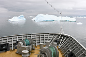 Navigation au milieu des icebergs dans la baie de Disko - Groenland