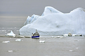 Navigation d'un bateau de pêche au milieu des icebergs dans la baie de Disko - Groenland