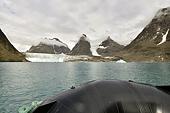 Depuis les zodiacs nous regardons les rives en nous approchant du glacier - Fjord d'Evighed - Groenland