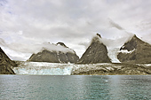 Depuis les zodiacs nous regardons les rives en nous approchant du glacier - Fjord d'Evighed - Groenland