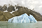 Depuis les zodiacs nous regardons les rives et les icebergs dérivant - Fjord d'Evighed - Groenland