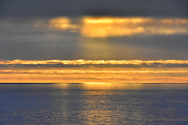Navigation au crépuscule vers le Sud après avoir quitté la ville de Nuuk - Groenland
