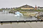 Vue depuis le quai du vieux port colonial de l'ancien hôpital et de l'église - Nuuk - Groenland