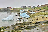  Fragments d'iceberg (bergy bit) échoués sur la plage - Nuuk - Groenland