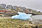  Fragment d'iceberg (bergy bit) échoué sur la plage - Nuuk - Groenland