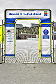 Portique de bienvenue dans le port de Nuuk - Groenland
