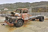 Épave d'un camion au milieu des ruines du village abandonné - Ivittuut - Groenland