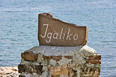Ancien nom du village (Igaliko) gravé sur une pierre dans le petit port - Igaliku - Groenland