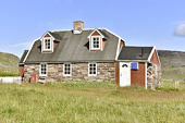 Maison traditionnelle en pierre colorée dans le village d'Igaliku - Groenland