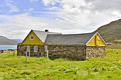 Maison traditionnelle en pierre colorée dans le village d'Igaliku - Groenland