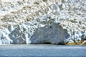 Cavité dans le flanc d'un glacier - Passage du Prince Christian (Prins Christian Sund) - Groenland