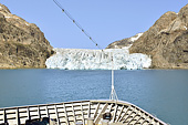 Le navire jette l'ancre devant l'imposant glacier Kangerluk - Passage du Prince Christian (Prins Christian Sund) - Groenland