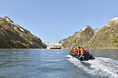 Un zodiac de retour vers Le navire MS Maud devant le glacier Kangerluk - Passage du Prince Christian (Prins Christian Sund) - Groenland