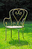 Chaise de jardin dans la verdure