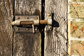 Ancien gros verrou à coulisse d'une porte de grange