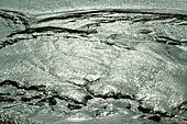 Ruissellement d'eau sur du sable noir