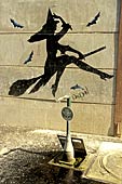 Graffiti d'une sorcière sur un mur