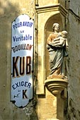 Sculpture religieuse et enseigne publicitaire en émail