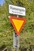 Panneaux indicateurs en islandais et en français - Rue de la falaise - Village de "Faskrudsfjordur" - Islande