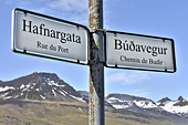 Panneaux indicateurs en islandais et en français - Rue du Port et Chemin de Budir - Village de Faskrudsfjordur - Islande