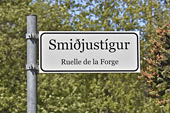 Panneaux indicateurs en islandais et en français - Ruelle de la Forge - Village de "Faskrudsfjordur" - Islande