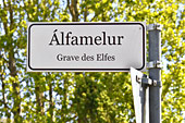 Panneaux indicateurs en islandais et en français - Grave des Elfes - Village de "Faskrudsfjordur" - Islande