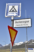 Panneaux indicateurs en islandais et en français - Chemin de l'école - Village de "Faskrudsfjordur" - Islande