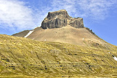En route par la N1 pour parcourir la dizaine de fjord entouré de montagnes spectaculaires - Islande