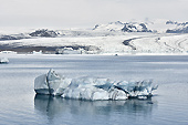 Lagon glaciaire de "Jökulsárlón" devant le langue glaciaire du glacier "Vatnajökull" - Islande