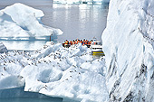 Véhicule amphibie entre les icebergs pour visiter le Lagon glaciaire de "Jökulsárlón" - Islande