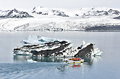 Lagon glaciaire de "Jökulsárlón" devant la langue glaciaire du glacier "Vatnajökull" - Islande