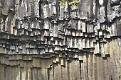 Détail des orgues basaltiques de la chute d'eau de "Svartifoss" - Islande