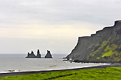 Les rochers de "Reynisdrangar" - plage de sable noir de "Reynisfjara" - Islande