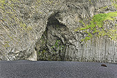 Grotte avec des orgues basaltiques sur la plage de sable noir de "Reynisfjara" - Islande