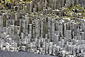 Détail des orgues basaltiques sur la plage de sable noir de "Reynisfjara" - Islande