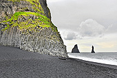 Orgues basaltiques sur la plage de sable noir de "Reynisfjara" - Islande