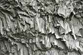 Détail des orgues basaltiques sur la plage de sable noir de "Reynisfjara" - Islande