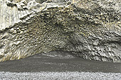 Grotte avec des orgues basaltiques sur la plage de sable noir de "Reynisfjara" - Islande