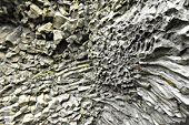Détail des orgues basaltiques sur la plage de sable noir de "Reynisfjara" - Islande