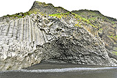 Grotte avec des orgues basaltiques sur la plage de sable noir de "Reynisfjara" - Islande