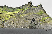 Grotte avec des orgues basaltiques sur la plage de sable noir de "Reynisfjara" - Islande