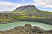 Mont "Burfell" qui domine la rivière "Thjórsá" et la cascade de "Thjofafoss" - Islande