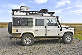 Véhicule 4 X 4 "Land Rover" sur le parking de la chute d'eau de "Hjálparfoss" - "Landmannalaugar" - Islande
