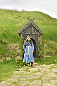 Une habitante en costume traditionnel - Ferme de "Stöng Thjodveldisbaerinn" - "Landmannalaugar" - Islande