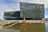 "Harpa" est une salle de concert et un centre des congrès - Ouverture le 13 mai 2011 - Cabinet d'architecture danois "Henning Larsen" - Statue du violoncelliste "Erling Blöndal Bengtsson" par "Ólöf Pálsdótti" - Reykjavik - Islande