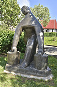 Statue "Water carrier" (1937) - "Ásmundur Sveinsson" - Reykjavik - Islande